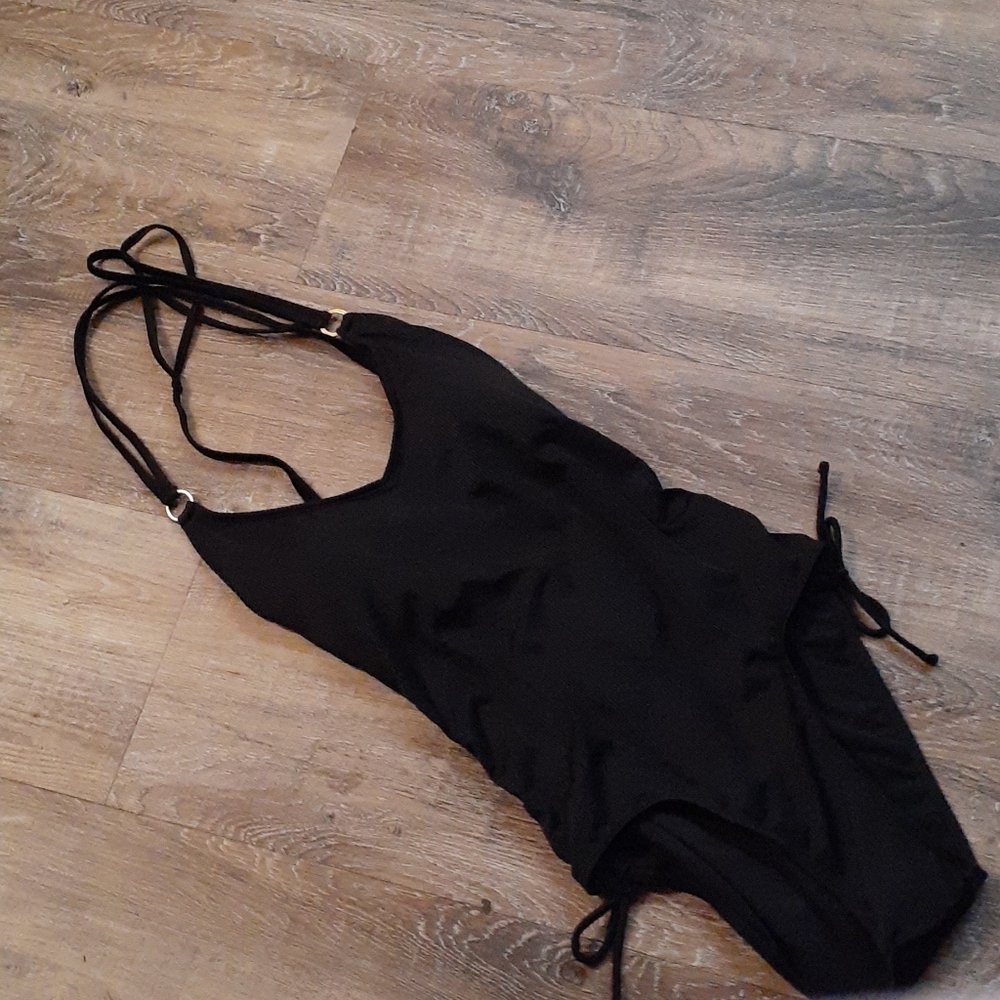 Black swimsuit, Large